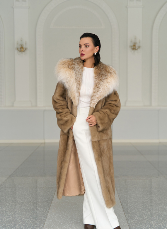 Женская шуба из меха норки с капюшоном из меха рыси