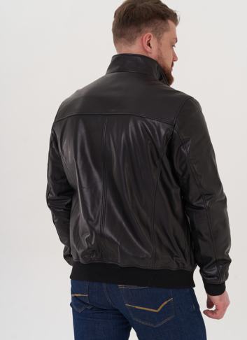 Кожаная куртка "бомбер" черного цвета