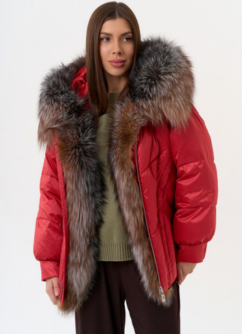 Женский пуховик с отделкой из меха блюфрост