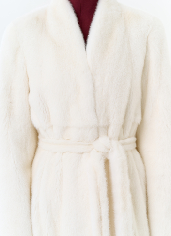 Белая шуба из меха норки с поясом