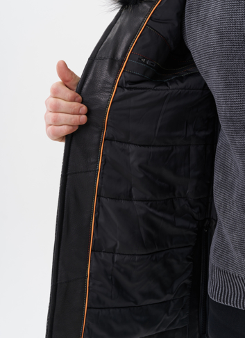 Пуховик из натуральной кожи с отделкой из меха енота