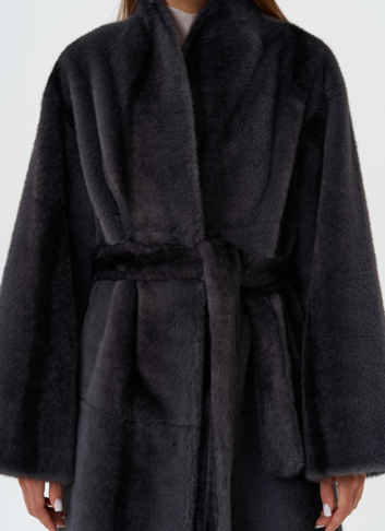 Длинное пальто из эко меха с принтом деграде