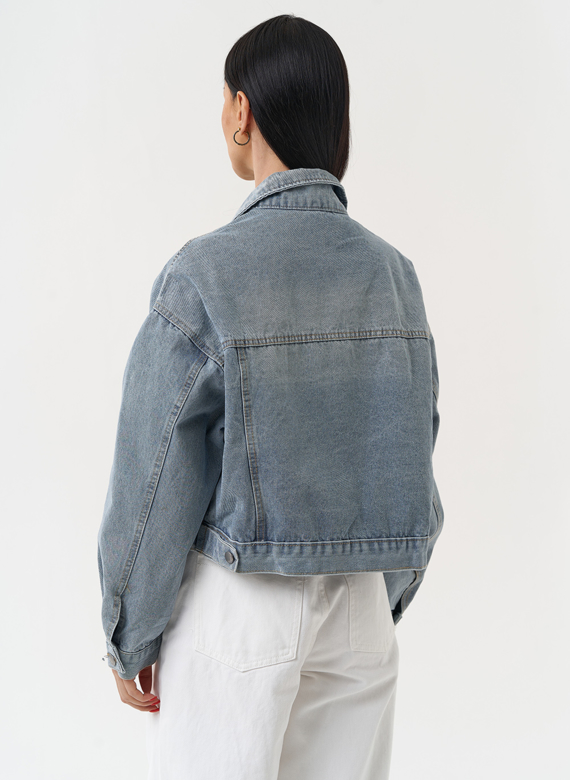 Женская джинсовая куртка голубого цвета