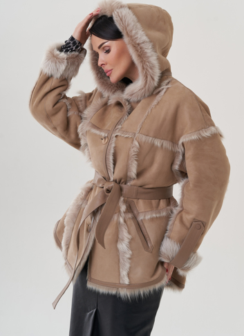 Женская дубленка с капюшоном