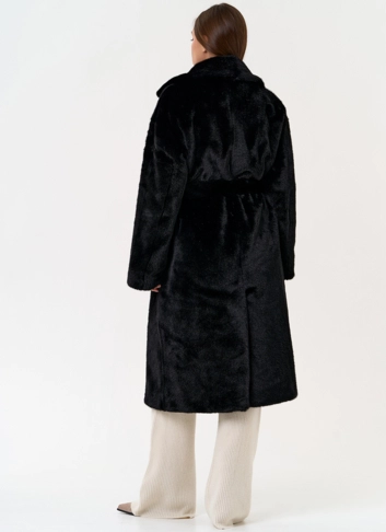 Пальто из эко меха с английским воротником