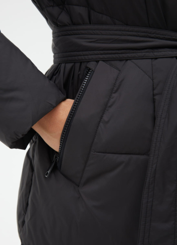 Женский пуховик с капюшоном и поясом