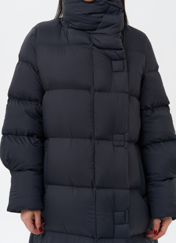 Женский пуховик черного цвета 