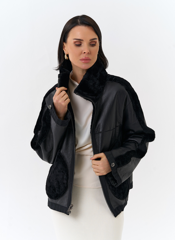 Короткая двухсторонняя дубленка в черном цвете