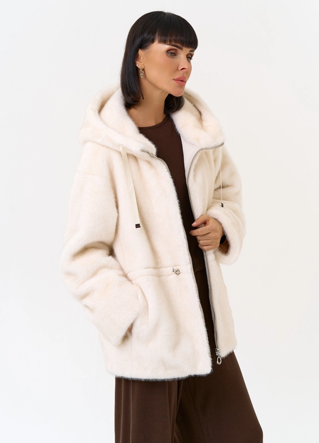 Женская светлая куртка из эко меха с капюшоном модель № 31231 универмаг малина