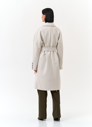 Светлое женское пальто с поясом