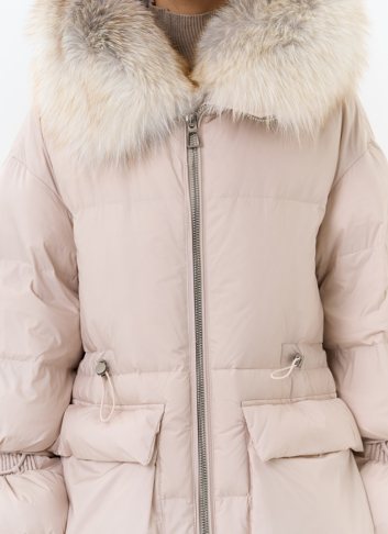 Женский пуховик с капюшоном из меха лисы