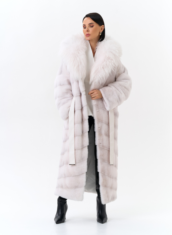 Белая шуба из меха норки с капюшоном из меха енота