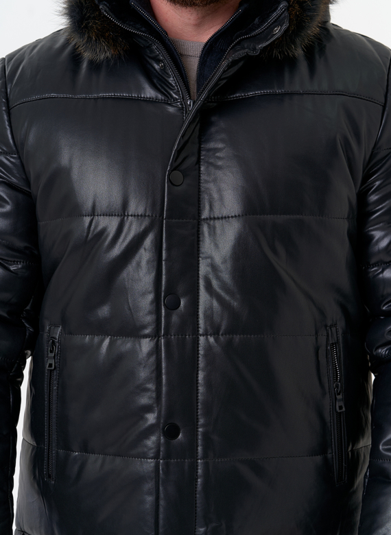 Пуховик из эко кожи с капюшоном из меха енота