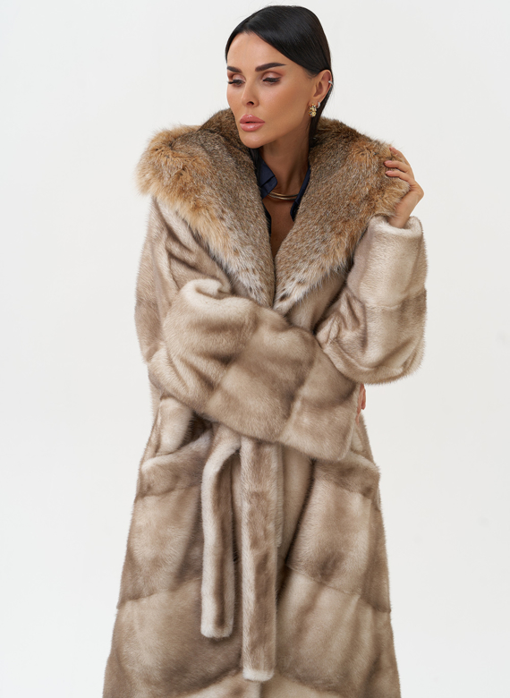 Женская шуба из меха норки с капюшоном из меха рыси