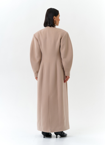 Женское длинное пальто с акцентными рукавами