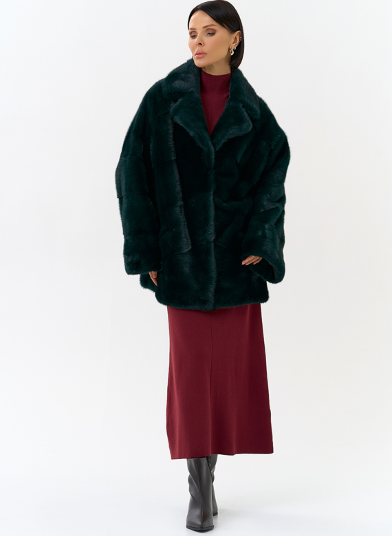 Шуба из меха норки с английским воротником в зеленом цвете