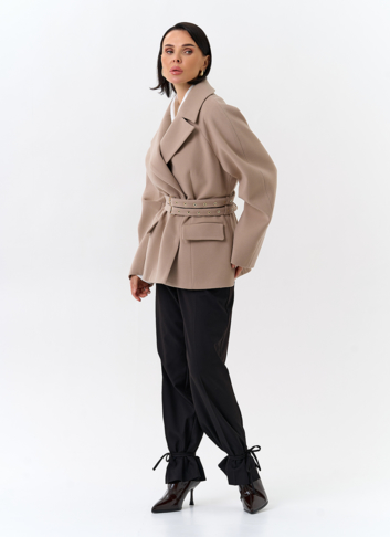 Женское укороченное пальто с двойным поясом