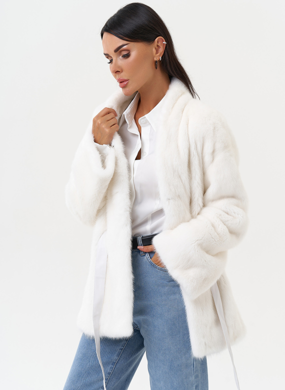 Короткая шуба из норки белого цвета
