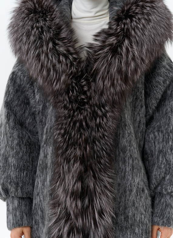 Женский удлиненный пуховик с отделкой из меха чернобурки